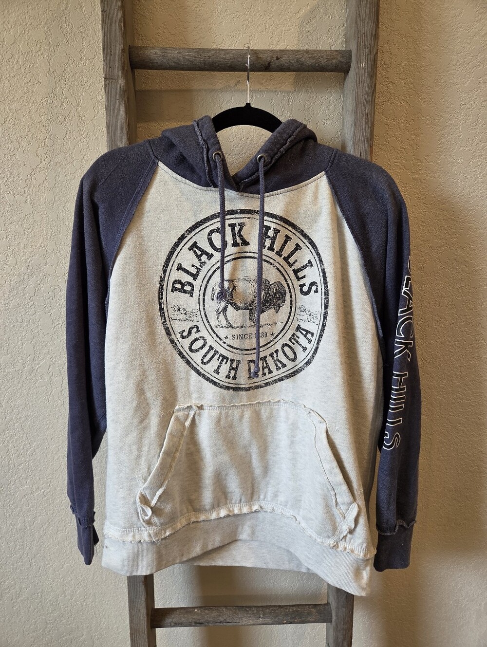 US Vintage Women's Western Pullover Hoodie Black Hills South Dakota - Size Small